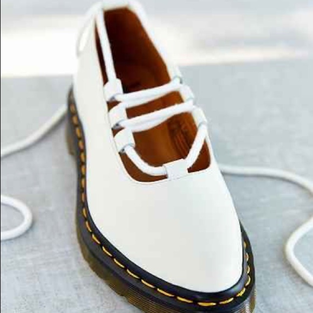 ISO DR. MARTENS ELPHIE BLACK OR WHITE SIZE 6